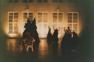 1987 - MOLI&Egrave;RE MEETS LOUIS IN LOUISIANA, M&uuml;nchner Stadtmuseum, (K Bildstein, gro&szlig;e Stelzenfigur Reinhold Behling) &copy;FTM