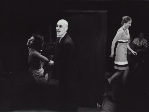 1976 - After Brecht, Caracas Festival, Abstecher nach Maracay, Venezuela (Colin Gilder, Zuschauerin) &copy;FTM