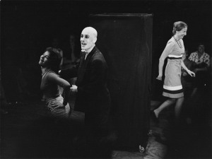 1976 - AFTER BRECHT, Caracas Festival, Abstecher nach Maracay, Venezuela (Colin Gilder, Zuschauerin)&copy;FTM