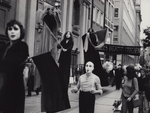 1976 - 1980 - M&uuml;nchen, Fu&szlig;g&auml;ngerzone Kaufingerstra&szlig;e, SCHWARZE PROZESSION (Ifland, Eckl, Gilder, Bildstein)&copy;W Giesche