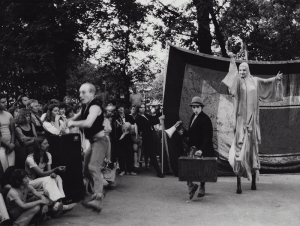 1980 - Elisabethplatz, M&uuml;nchen, TETZELS ABLASS (Ablassverk&auml;ufer Colin Gilder, Benno Ifland) u (Johanna Bittenbinder, Maria)&copy;Oda Sternberg