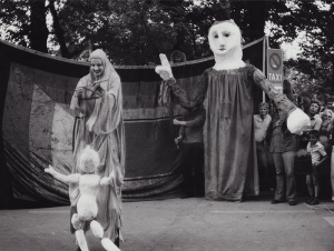 1980 - Elisabethplatz, M&uuml;nchen, TETZELS ABLASS, Maria mit Kind und Priesterfigur (Johanna Bittenbinder) &copy;Oda Sternberg
